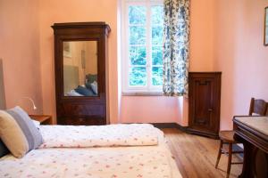 une petite chambre avec un lit et une fenêtre dans l'établissement Casa Reseghina - WelcHome, à Cannobio