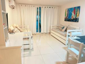 een woonkamer met een bank en een tafel bij Espectaculares Aptos Hansa Coral San Andres Islas in San Andrés
