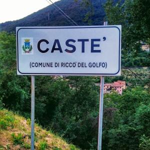 a sign for a castle on the side of a road at Corte Paganini Casa Vacanze in Riccò del Golfo di Spezia