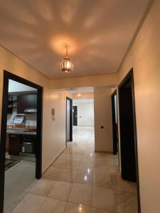 un corridoio che conduce a una cucina con soffitto di Appartement en résidence privée a Marrakech