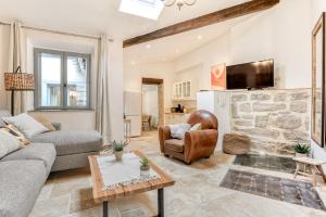uma sala de estar com um sofá e uma lareira em Au Puits de la Cité - Terrasse Vue Cité - Wifi em Carcassonne