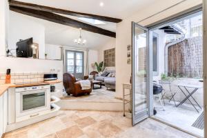 uma sala de estar com uma porta aberta para uma sala de estar em Au Puits de la Cité - Terrasse Vue Cité - Wifi em Carcassonne