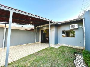 Casa con patio y ventilador en el lateral en Casa Jardim Cataratas na região dos Atrativos, en Foz do Iguaçu