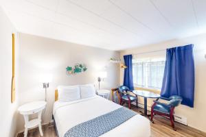 Postel nebo postele na pokoji v ubytování Lamplighter Inn II