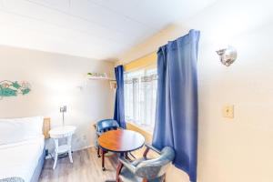 Postel nebo postele na pokoji v ubytování Lamplighter Inn II