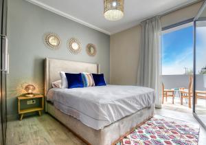 1 dormitorio con 1 cama y vistas al océano en Tazrurt taghazout - T2 Luxe - Piscine, en Taghazout