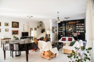 sala de estar con piano y sofá en Villa Emily en Lagonissi