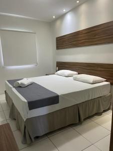 Tempat tidur dalam kamar di Hotel Pousada Alagoana