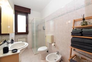 La salle de bains est pourvue d'un lavabo, de toilettes et d'une douche. dans l'établissement Evergreen: tra mare e natura, à Cesenatico