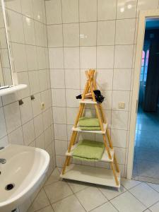 a shelf in a bathroom with two towels and a sink at Ferienwohnung Jahnke in Karlshagen