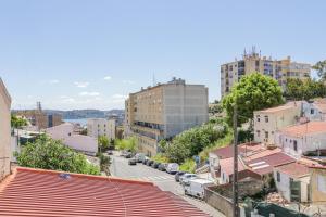 uma vista para uma rua da cidade com edifícios em Cruzeiro Charm Apartments em Lisboa