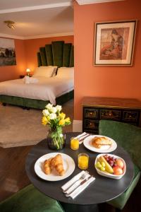 une chambre d'hôtel avec une table et de la nourriture dans l'établissement The Fanny Talbot, à Barmouth