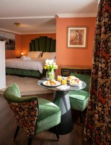 um quarto de hotel com uma cama e uma mesa com comida em The Fanny Talbot em Barmouth