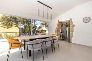 a dining room with a table and chairs at Casa Allegra in Mali Lošinj