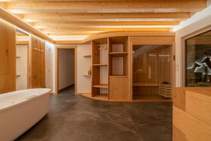 ein Badezimmer mit einer Badewanne und einer Holzdecke in der Unterkunft Casera Cal De Mez- Wellness Chalet 