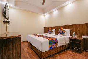 新德里Via Kapashera Residency Near IGI Airport New Delhi的一间带大床和电视的卧室 更多28张照片