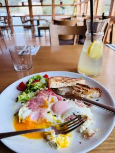 un plato de comida con huevos, tostadas y ensalada en Tantra klub "Chaty Steva Jobse" en Praga