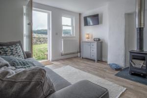 Et tv og/eller underholdning på Brook Cottage - 7 Bedroom Cottage - Dale