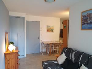 Część wypoczynkowa w obiekcie Appartement avec piscine proche plage et commerces