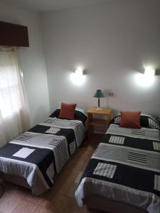 dos camas sentadas una al lado de la otra en una habitación en Córdoba - La Cumbre -Casa Temporario -Vista Cristo en La Cumbre