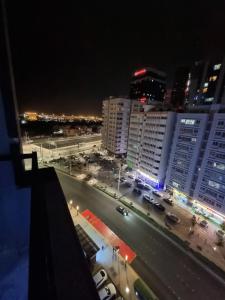 Nespecifikovaný výhled na destinaci Abú Zabí nebo výhled na město při pohledu z hostelu