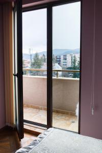 ヴェリングラードにあるApartment Iraのベッドルーム1室(バルコニーに面したドア付)