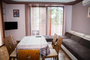 ヴェリングラードにあるApartment Iraのテーブルとソファのあるリビングルーム