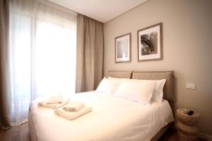 ein Schlafzimmer mit einem Bett mit zwei Handtüchern darauf in der Unterkunft Mediterraneo in Bordighera