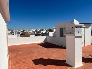 una casa de pájaros en el techo de un edificio en Casa Doce, en Olhão