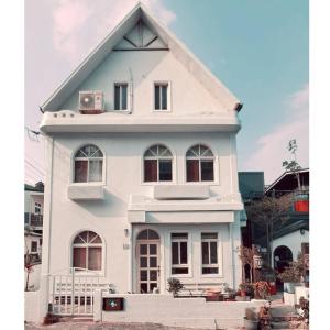 a white house with a roof at Maluda B&B in Taimali