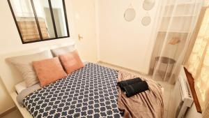 una piccola camera con letto e finestra di Superbe appartement a Dreux