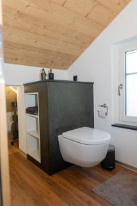Habitación con baño con bañera blanca grande. en Ferienwohnung, en Staldenried
