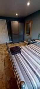 a bedroom with a large bed in a room at Large double room with spacious ensuite in Southbourne