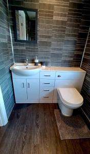 łazienka z białą umywalką i toaletą w obiekcie Large double room with spacious ensuite w mieście Southbourne