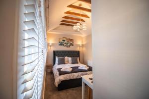 Un pequeño dormitorio con una cama y una escalera en Luxury 1 bed studio at Florence House, in the centre of Herne Bay and 300m from beach en Herne Bay