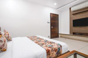 Кровать или кровати в номере FabHotel Jewel Palace