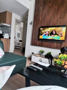 A kitchen or kitchenette at 2 BR Loop Tower 1524