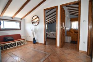 un soggiorno con divano e specchio di Casa Avoa María a Ourense