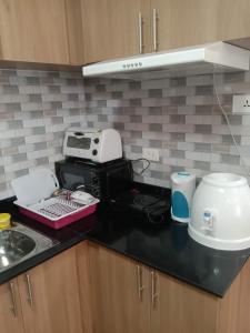 A kitchen or kitchenette at 2 BR Loop Tower 1524