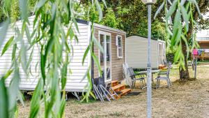 Vrt pred nastanitvijo Loggia Camping Belle-Vue 2000