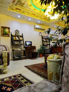 伊斯坦堡的住宿－巴賽勒斯酒店，客厅设有金色天花板和沙发