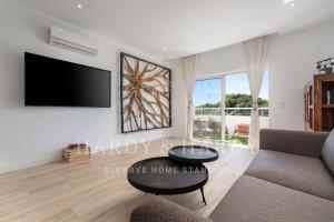 TV a/nebo společenská místnost v ubytování H&H - RARE Modern & Elegant Apartment with wonderful sea views, a few meters from Porto de Mos Beach