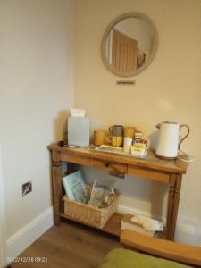 una mesa en una habitación con espejo en Rosegarth Bed and Breakfast en Marton