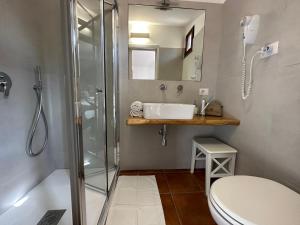 La salle de bains est pourvue d'une douche, d'un lavabo et de toilettes. dans l'établissement B&B La Quiete, à Massa Lubrense