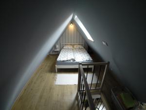 1 dormitorio con 1 cama y una escalera en una habitación en Studio Stroma Zakopane, en Zakopane