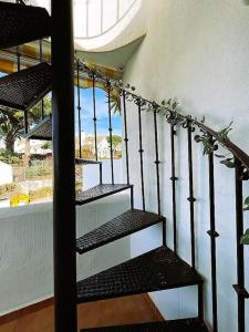 eine Treppe, die auf einen Balkon führt in der Unterkunft LA SIESTA II in Sitio de Calahonda