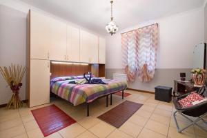 - une chambre avec un lit, un bureau et une chaise dans l'établissement App Al Signorino Lake Bellagio, à Lezzeno