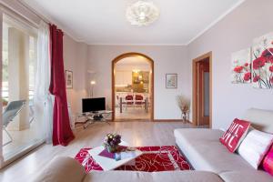 - un salon avec un canapé et une table dans l'établissement App Al Signorino Lake Bellagio, à Lezzeno