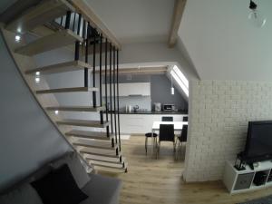 uma escada que leva a uma cozinha e a uma sala de estar em Studio Stroma Zakopane em Zakopane