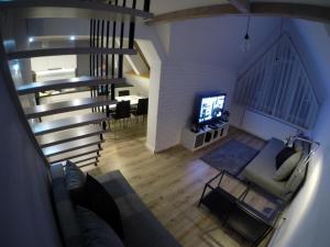 uma vista superior de uma sala de estar com um sofá e uma televisão em Studio Stroma Zakopane em Zakopane